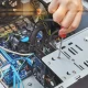 ремонтник-устанавливает-hdd-настольного-компьютера-136009998